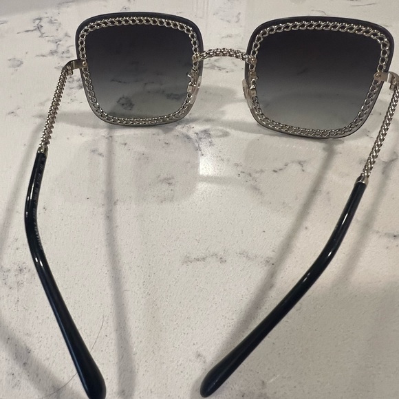 CHANEL
Metal Square Removable Chain
Sunglasses 4244 grey - Picture 8 of 15